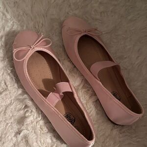 Pink pearlescent ballet flats